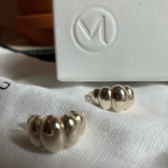 mejuri charlotte puffy hoops - Picture 5 of 5